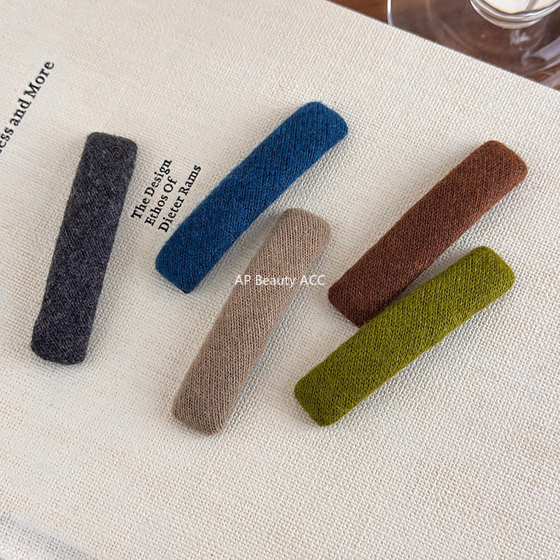 E관 - 컬러 퍼 소재 옆머리용 일자 헤어핀 [27574] 25.10-3