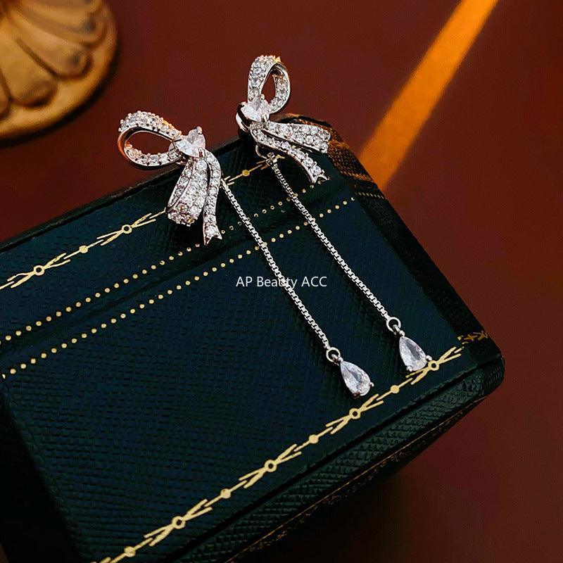 C관 - 실버 큐빅 리본 태슬 디자인 유니크 엘레강스 귀걸이 [E18935] 24.03-1