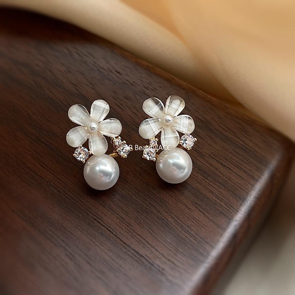 C관 - 큐빅 레진 진주 플라워 14K 도금 925 은침 귀걸이 [5838] 25.04-2
