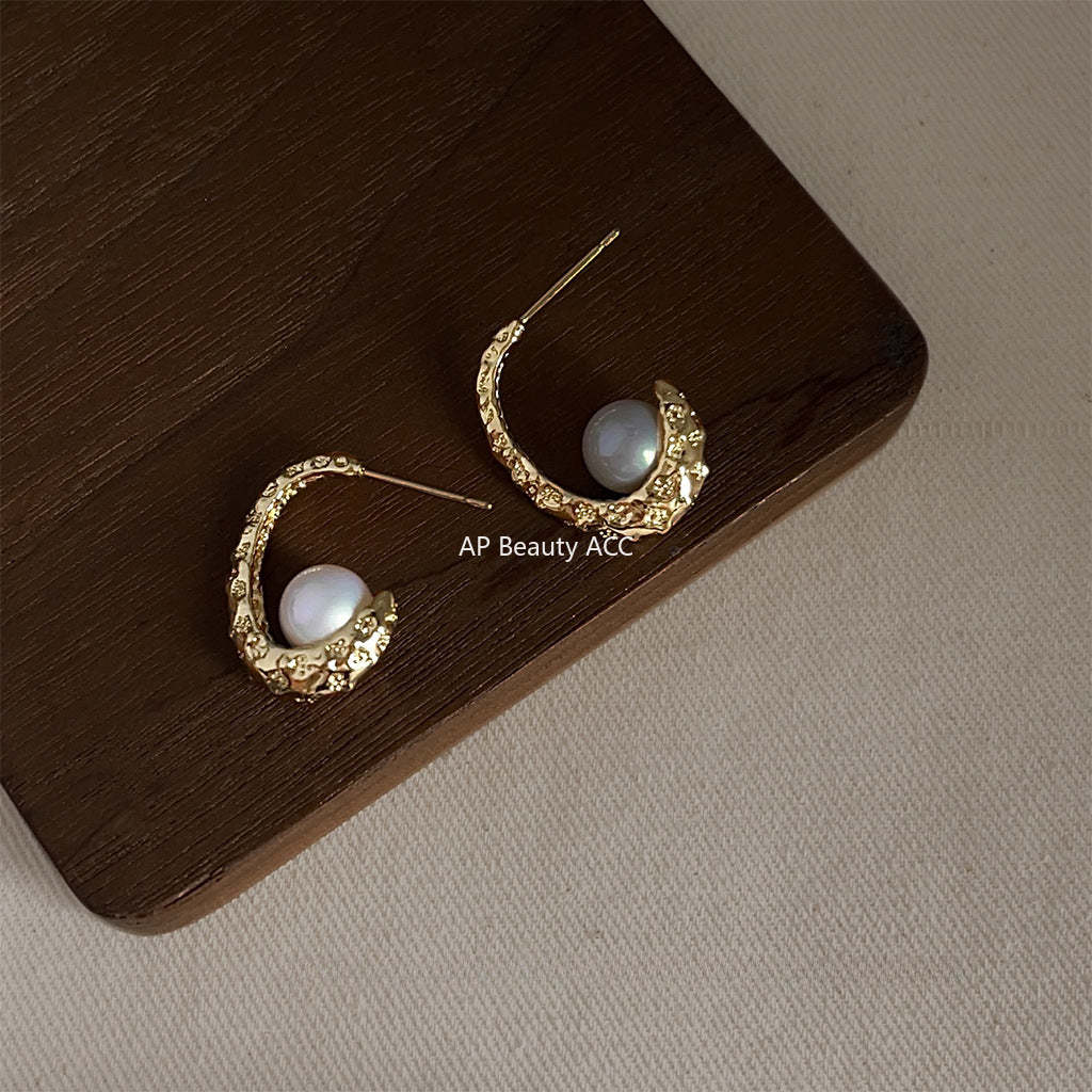 C관 - 프렌치 레트로 진주 C자형 텍스처드 메탈 디자인 고급스러운 귀걸이 [C-528] 24.01-2