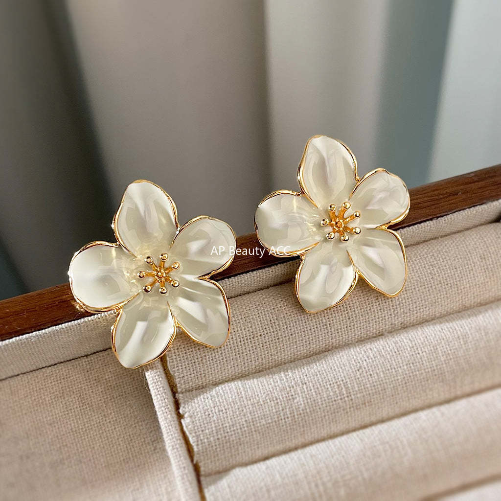 C관 - 화이트 플라워 에나멜 코팅 은침 귀걸이 [5745] 25.03-3