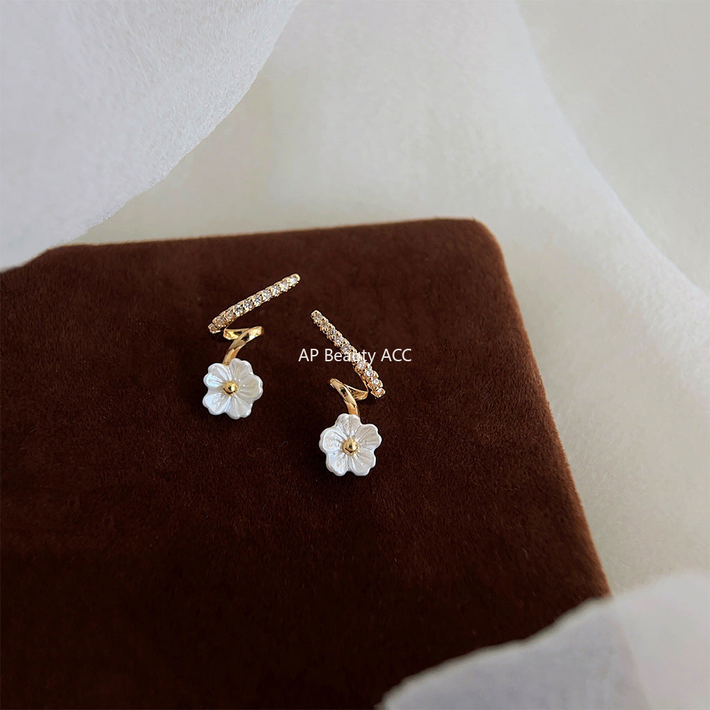 C관 - 14K 도금 미니 큐빅 플라워 꼬임 라인 디자인 귀걸이 [4274] 25.04-1