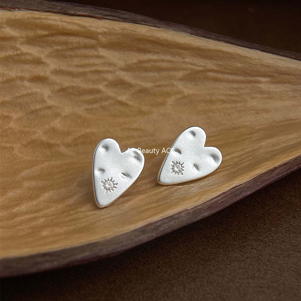 C관 - 무광 실버톤 하트 디자인 925 은침 귀걸이 [5580] 25.03-1
