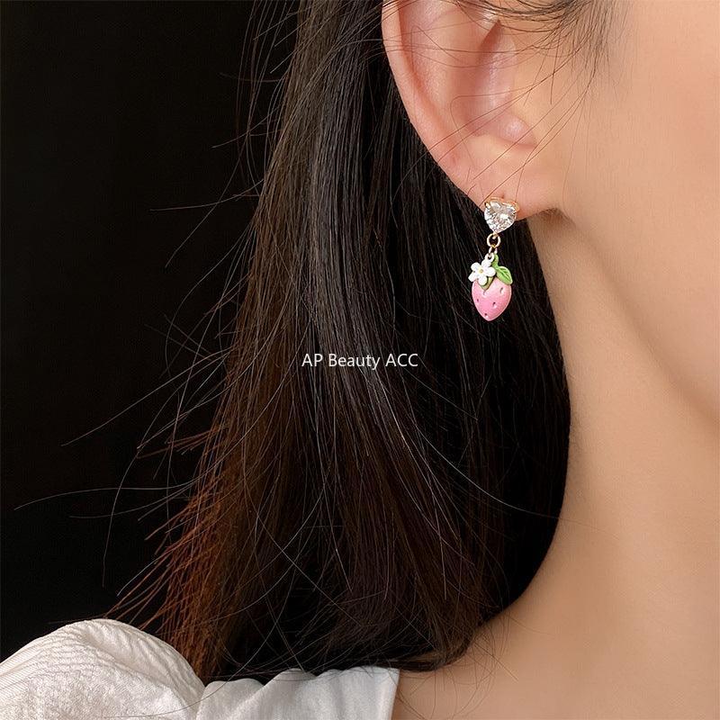 C관 - 18K 도금 은침 큐빅 하트 디자인 스트로베리 엘레강스 귀걸이 [E14123] 24.03-2