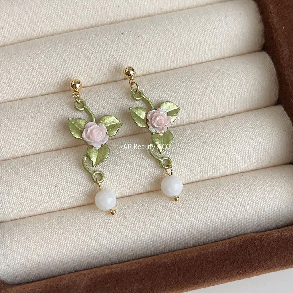 C관 - 14K 도금 오리지날 디자인 핸드 메이드 2024 초경량 꽃 은침 귀걸이 [3652] 24.03-4
