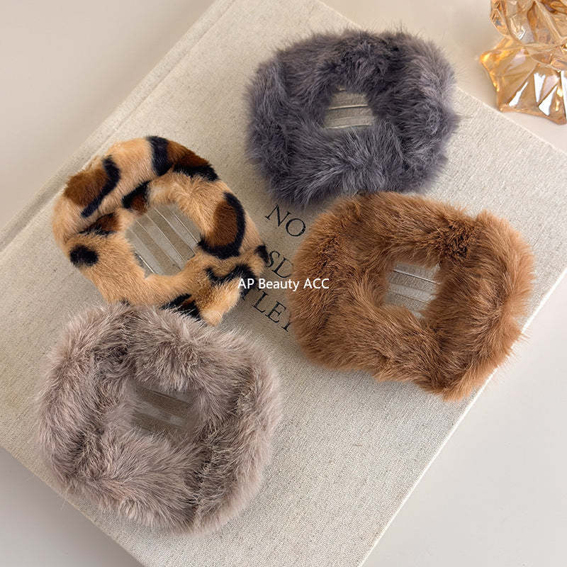 E관 - 퍼 소재 타원형 호피무늬 대형 집게핀 [26154] 25.11-1