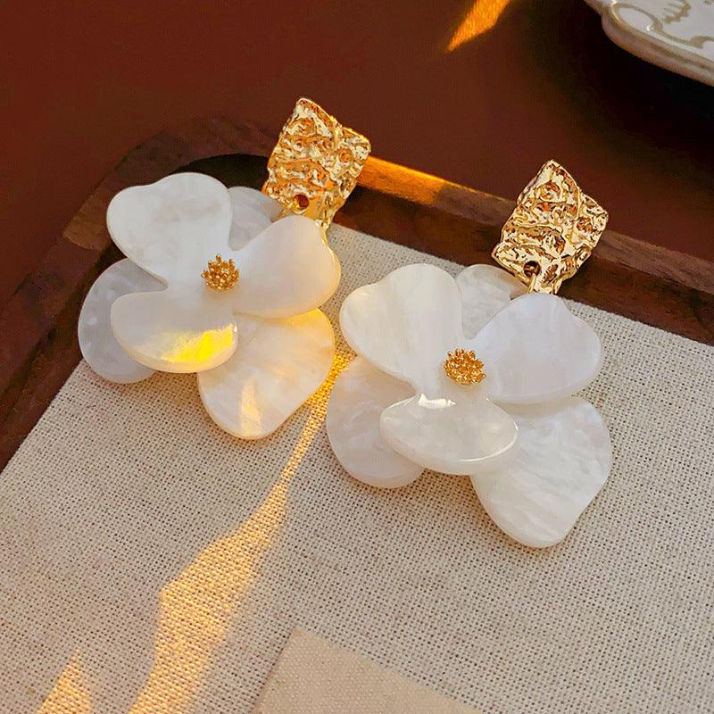 C관 - 실버 플라워 아크릴 레트로 유니크 럭셔리 귀걸이 [E18974] 24.03-3