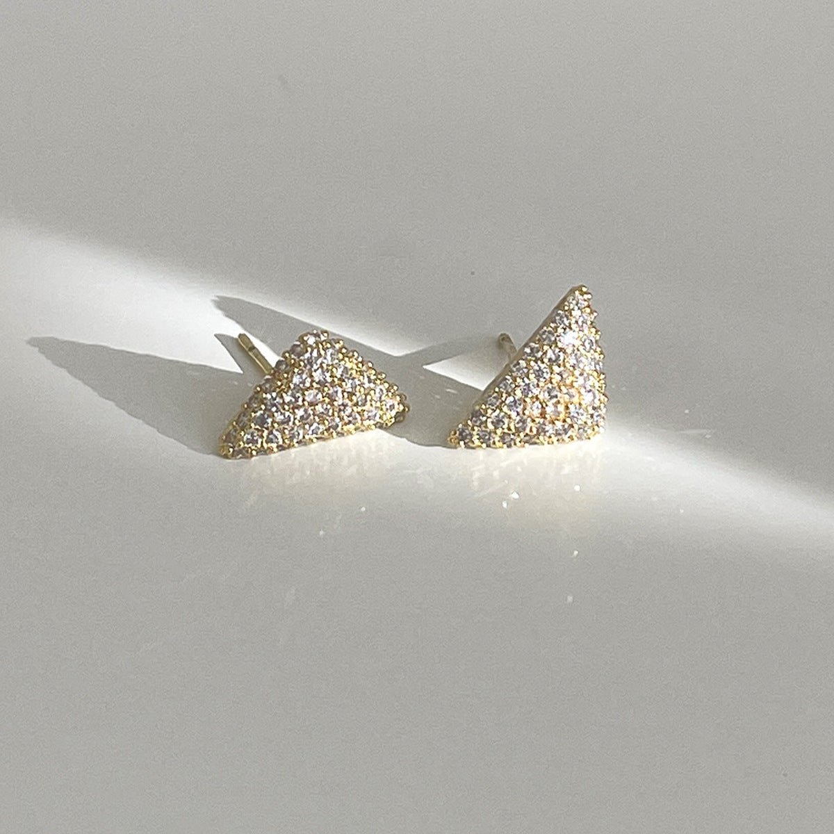 A관 - 입체 삼각형 모양 풀큐빅 스터드 귀걸이 [EH-4321] 25.12-3