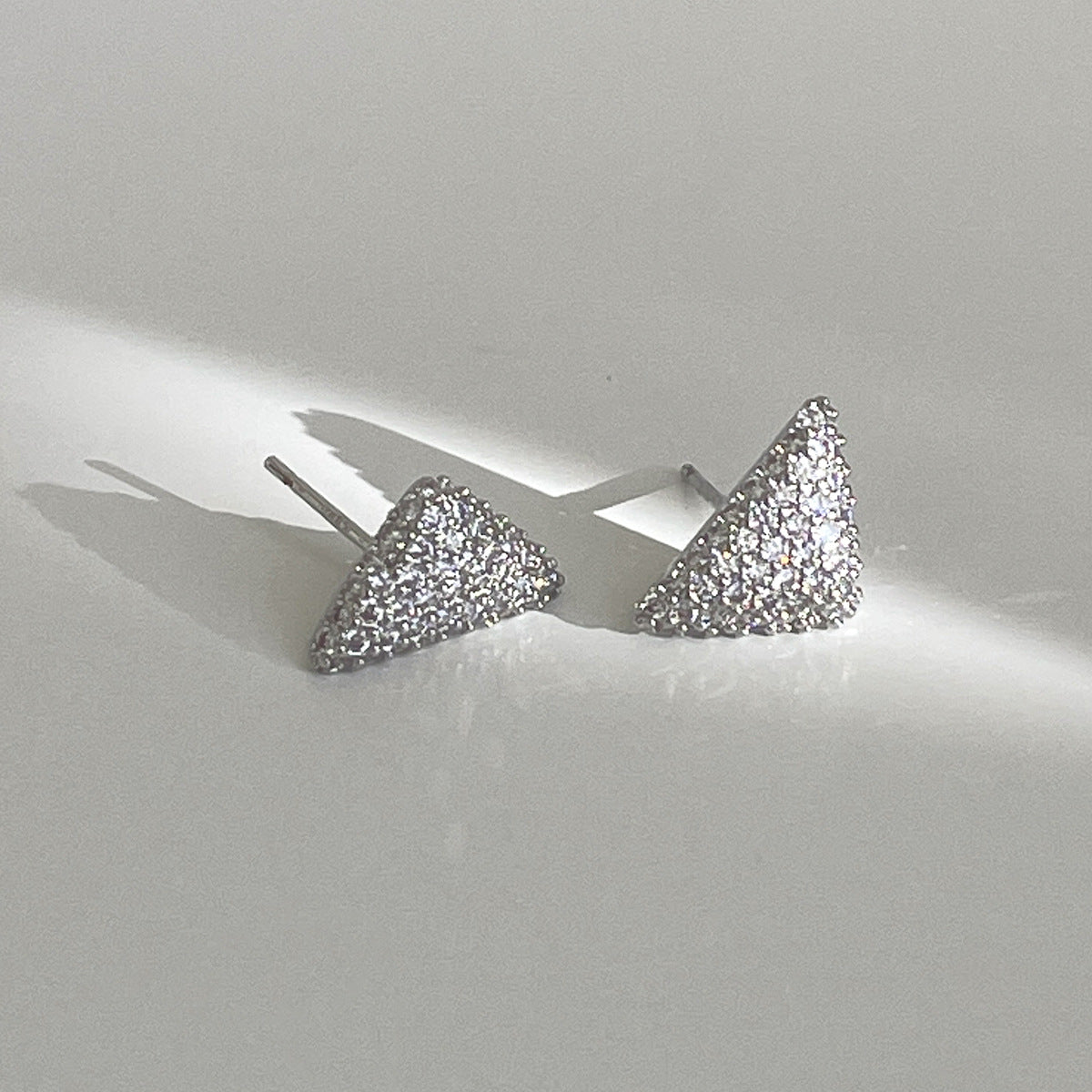 A관 - 입체 삼각형 모양 풀큐빅 스터드 귀걸이 [EH-4321] 25.12-3