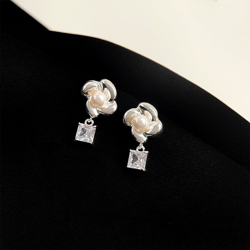 C관 - 글라스 진주 큐빅 꽃 모티프 심플 귀걸이 [4444] 24.07-3