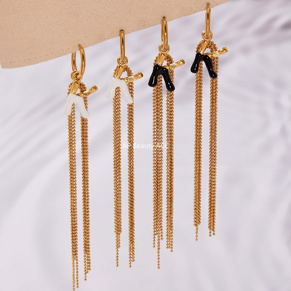 D관 - 스테인리스 18K 도금 K 이니셜 술장식 귀걸이 [F116] 25.10-5