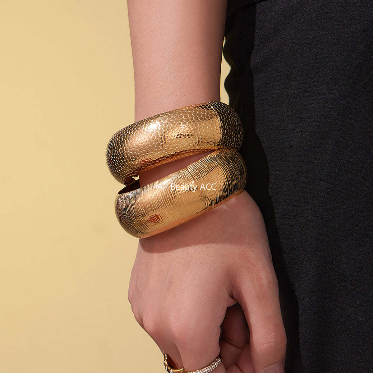 D관 - 스테인리스 18K 도금 패턴 볼드 오픈형 팔찌 [Z499] 25.10-5