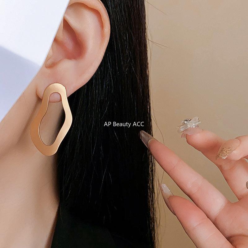 C관 - 18K 도금 실버 비정형 디자인 심플 엘레강스 귀걸이 [E1786] 24.03-3