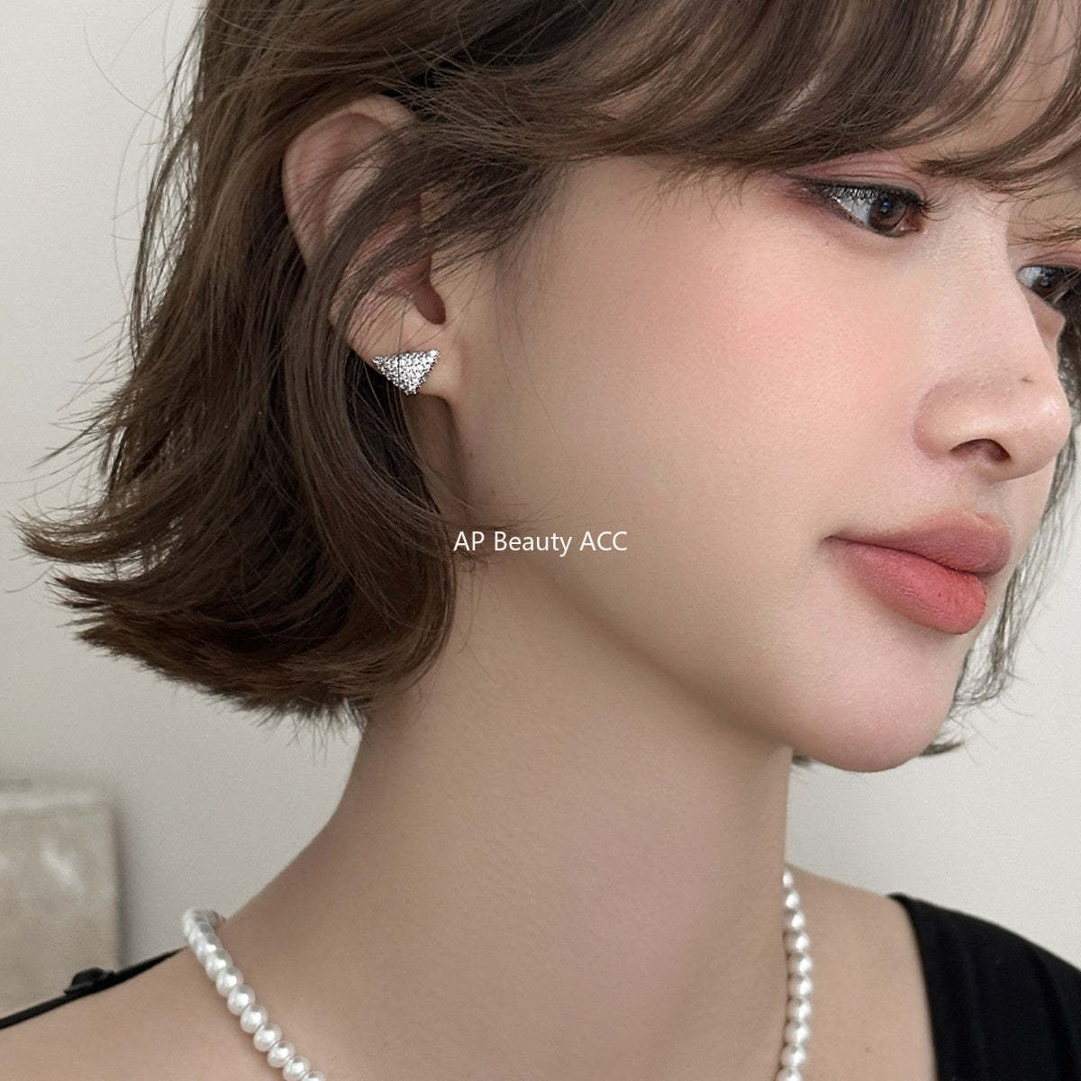 A관 - 입체 삼각형 모양 풀큐빅 스터드 귀걸이 [EH-4321] 25.12-3