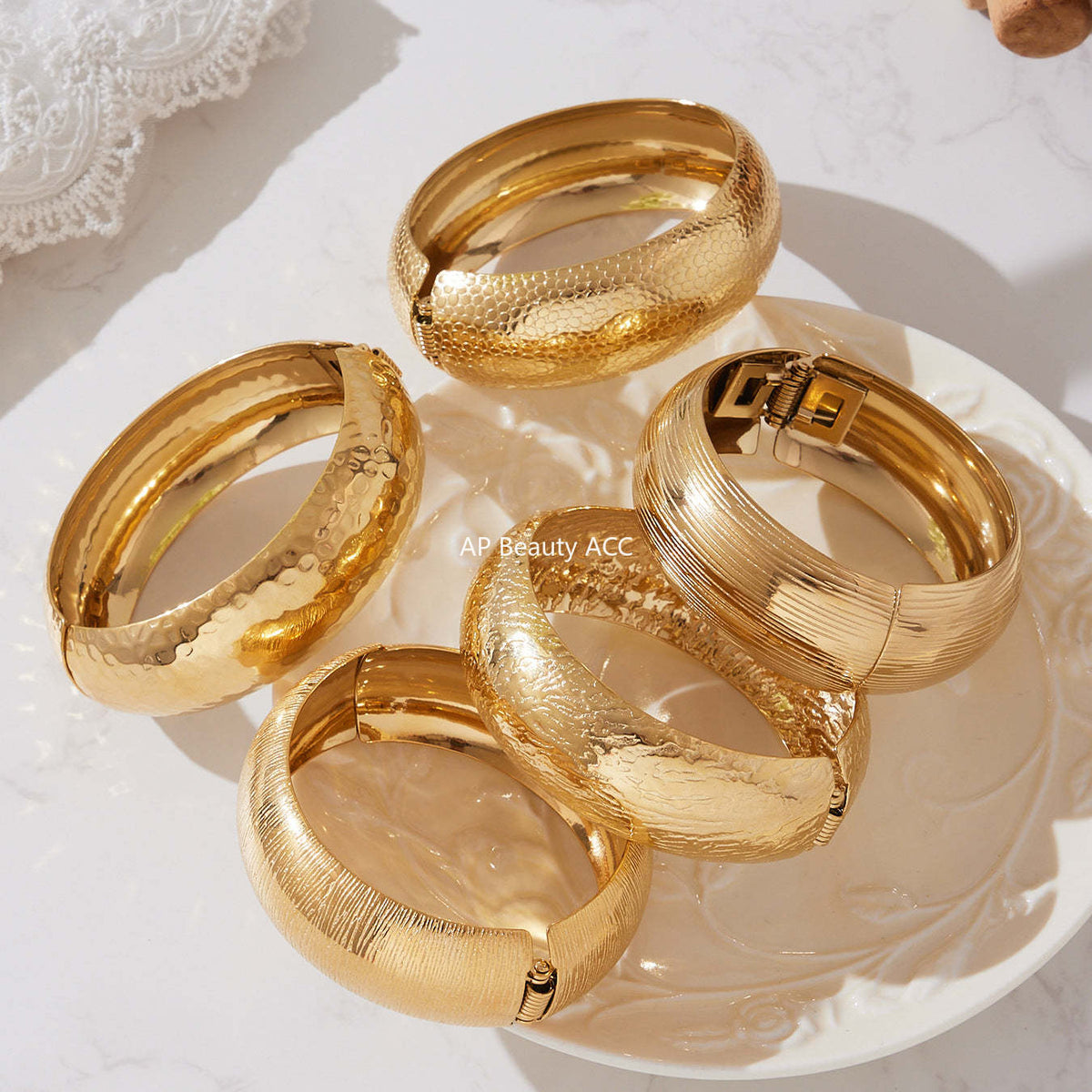 D관 - 스테인리스 18K 도금 패턴 볼드 오픈형 팔찌 [Z499] 25.10-5