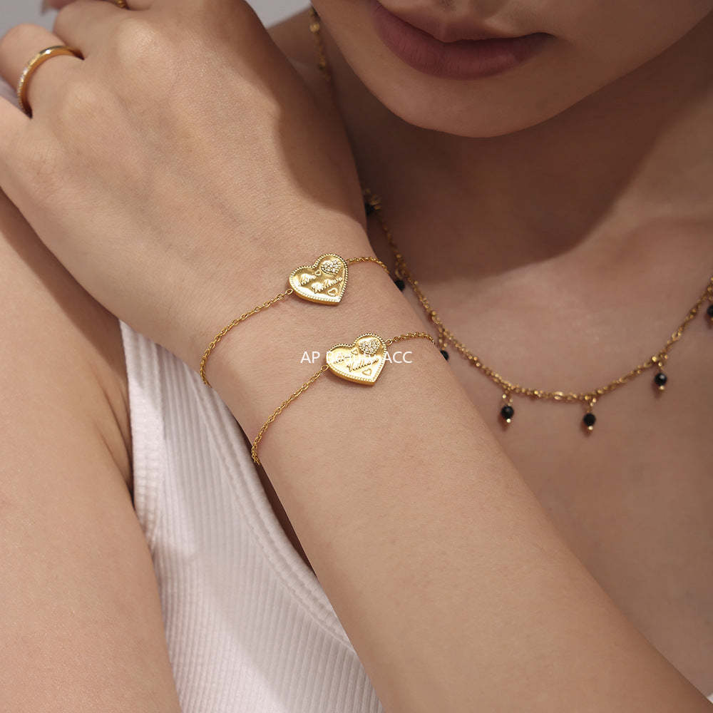D관 - 하트 알파벳 큐빅 디테일 럭셔리 스테인리스 스틸 18K 도금 변색 방지 팔찌 [E567] 24.11-1