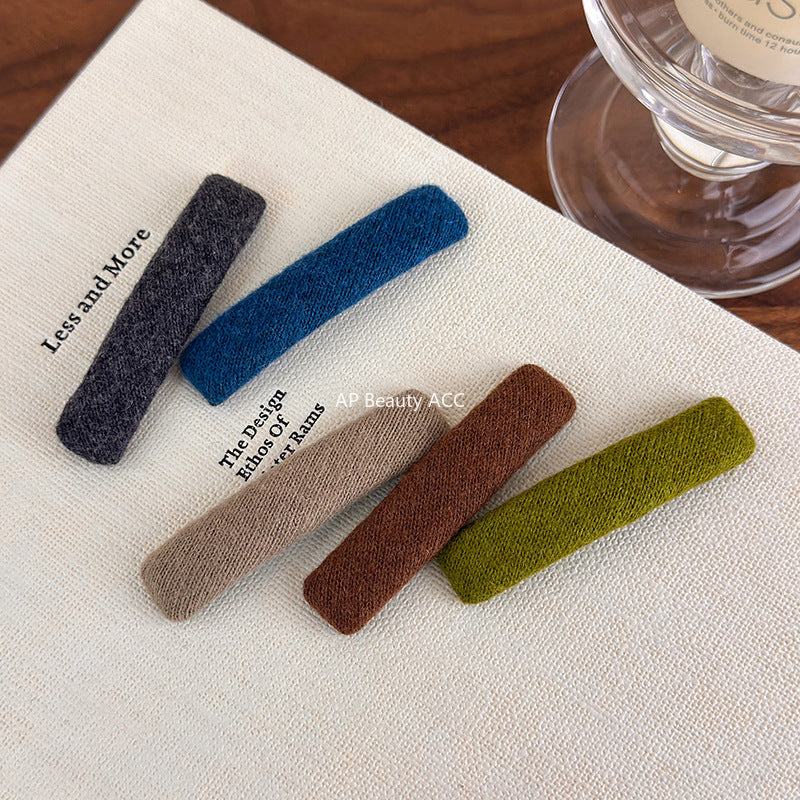 E관 - 컬러 퍼 소재 옆머리용 일자 헤어핀 [27574] 25.10-3