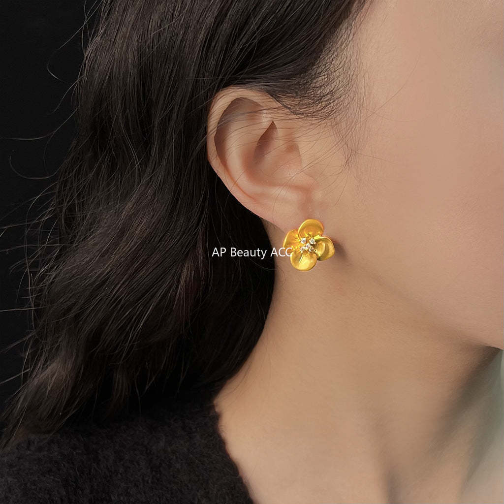 C관 - 큐빅 14K 도금 무광 플라워 귀걸이 [5494] 25.02-1