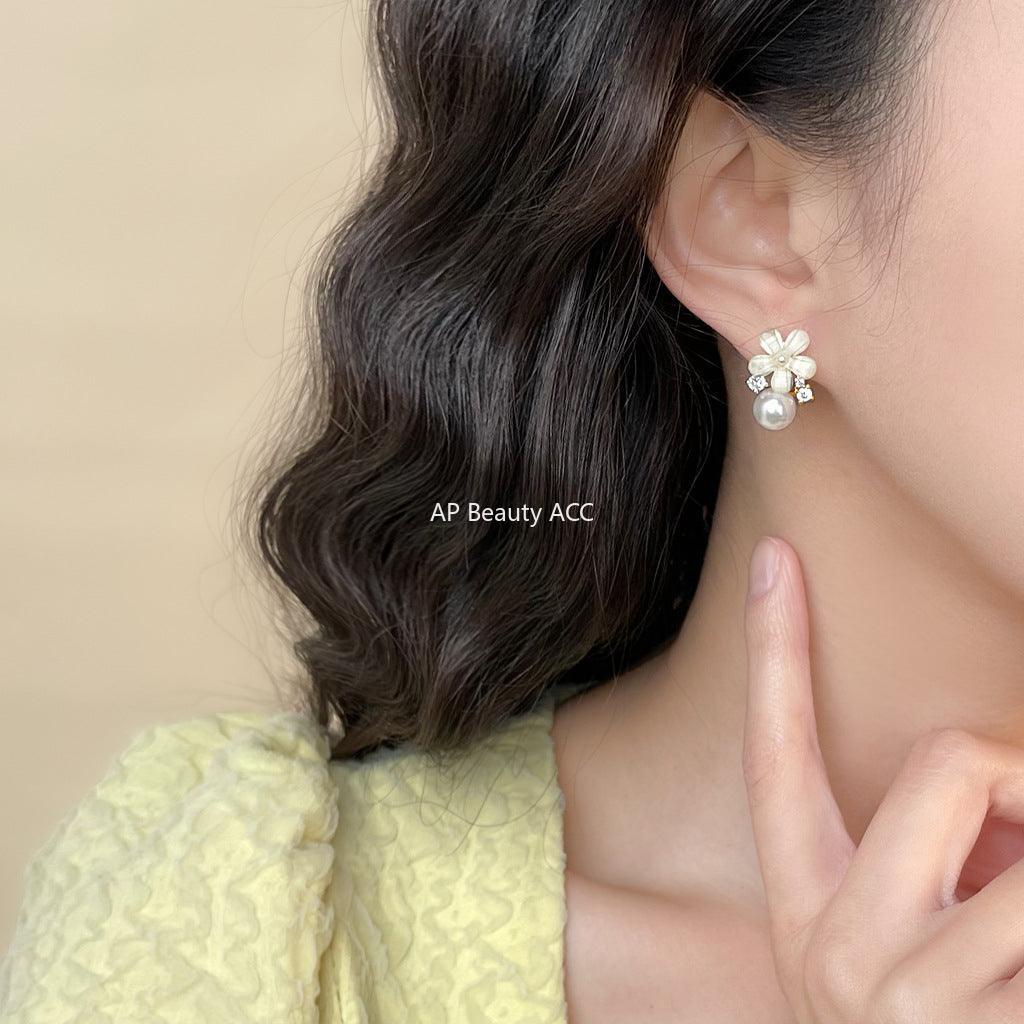C관 - 큐빅 레진 진주 플라워 14K 도금 925 은침 귀걸이 [5838] 25.04-2