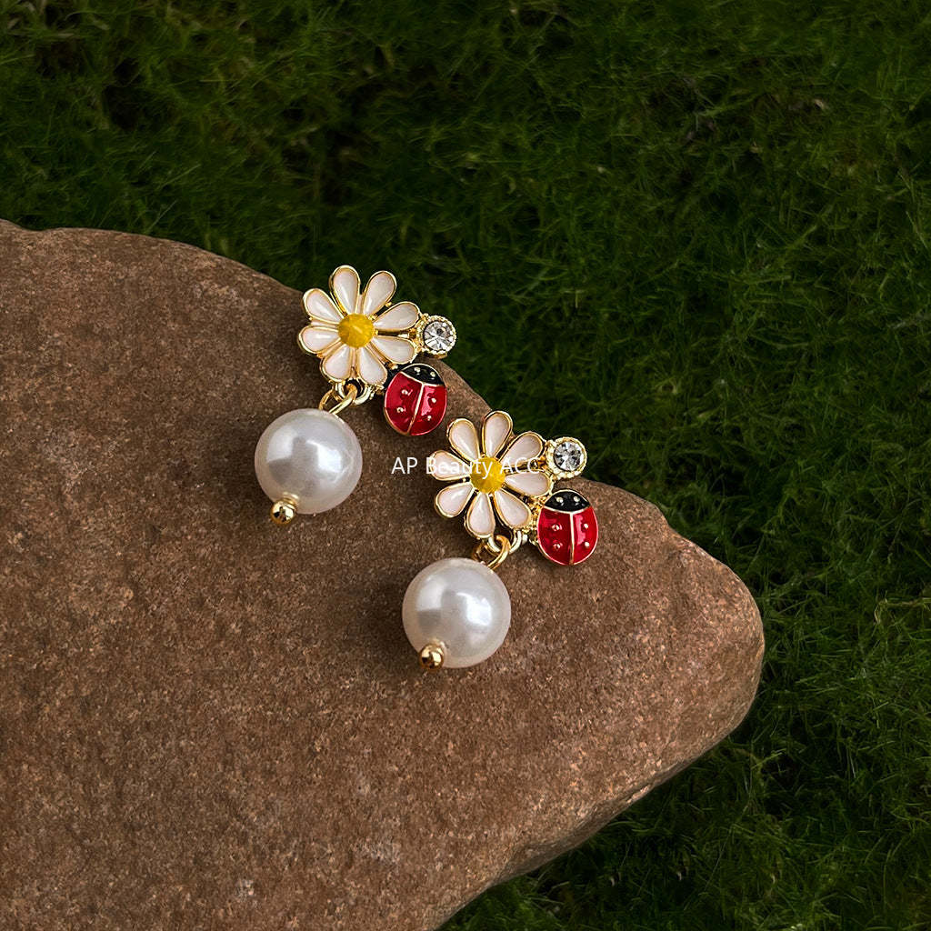 C관 - 14K 도금 은침 무당벌레 데이지 진주 귀걸이 [5591] 25.02-3