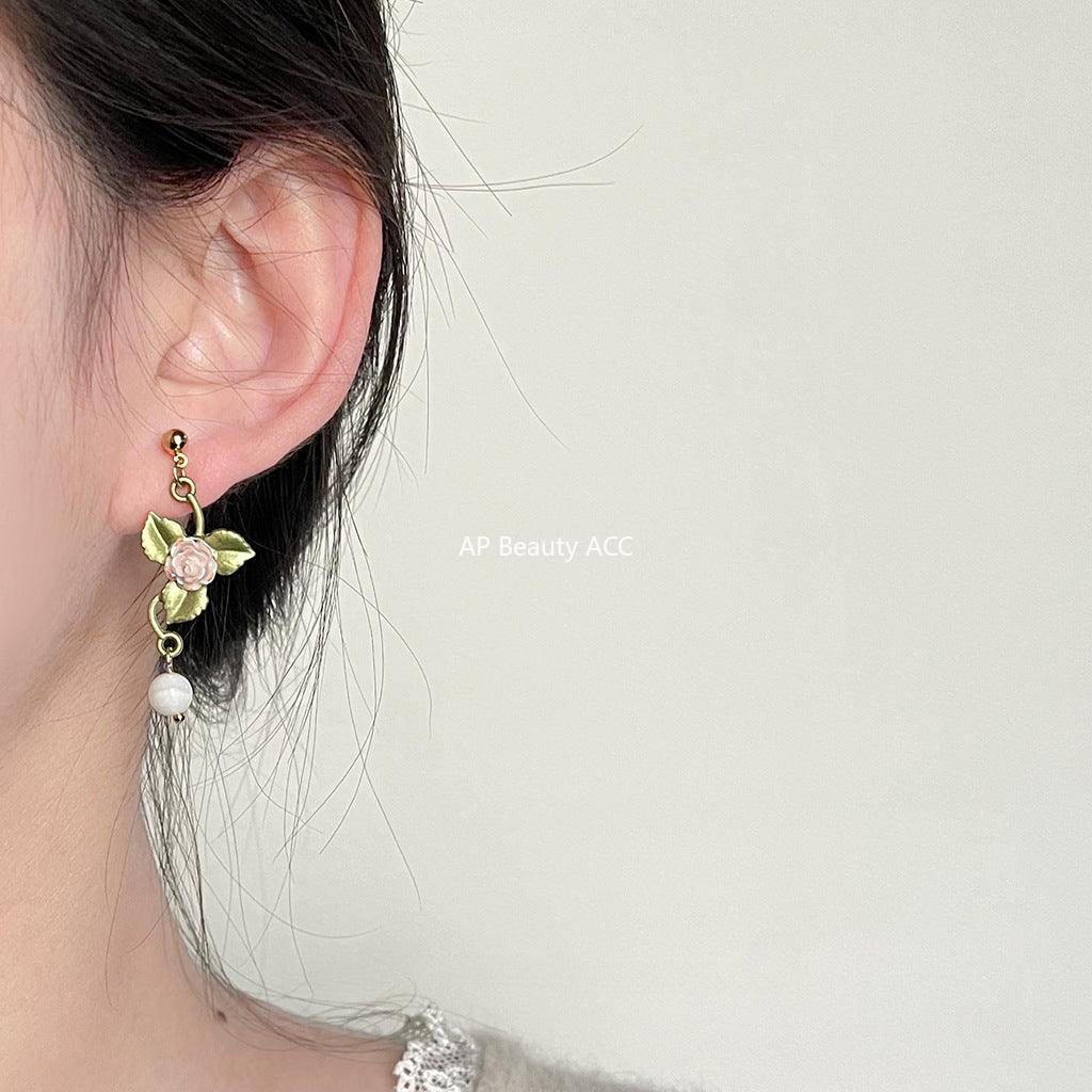 C관 - 14K 도금 오리지날 디자인 핸드 메이드 2024 초경량 꽃 은침 귀걸이 [3652] 24.03-4