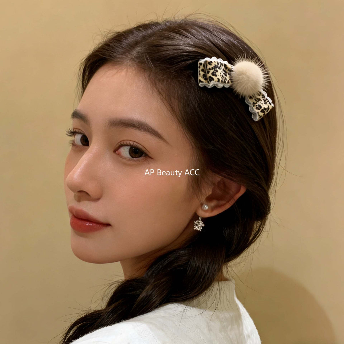 E관 - 플라워 패브릭 리본 퍼 볼 집게핀 [27774] 25.12-2