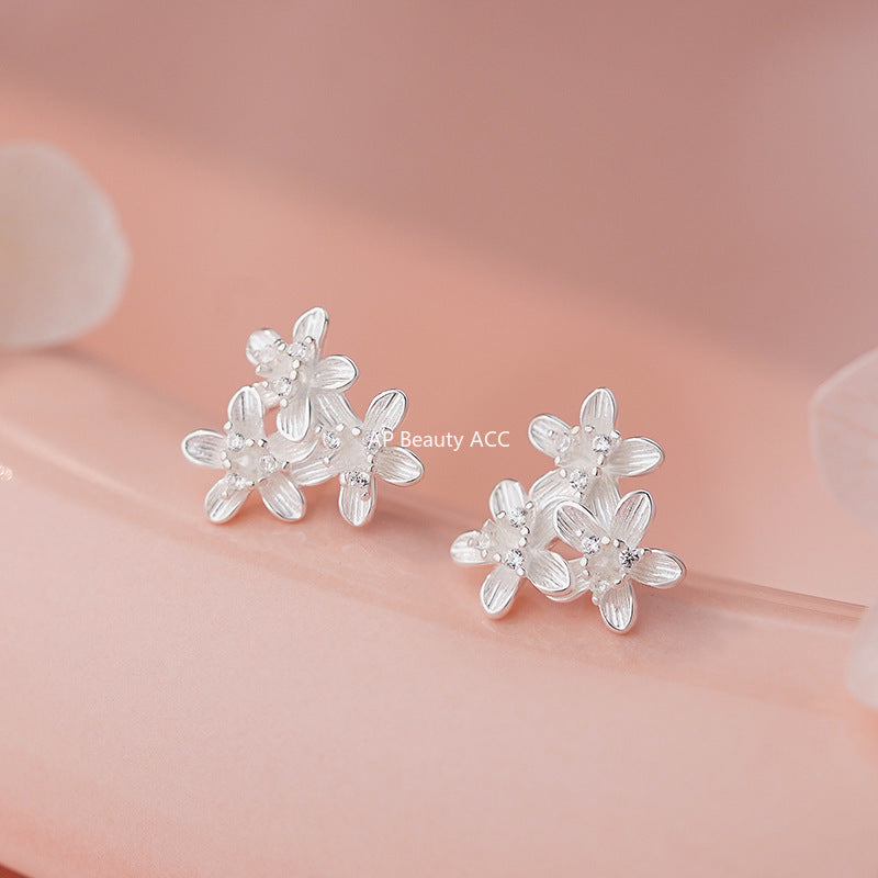 B관 - 999 실버 트리플 플라워 디자인 스터드 귀걸이 [YC9992E_1] 25.11-2