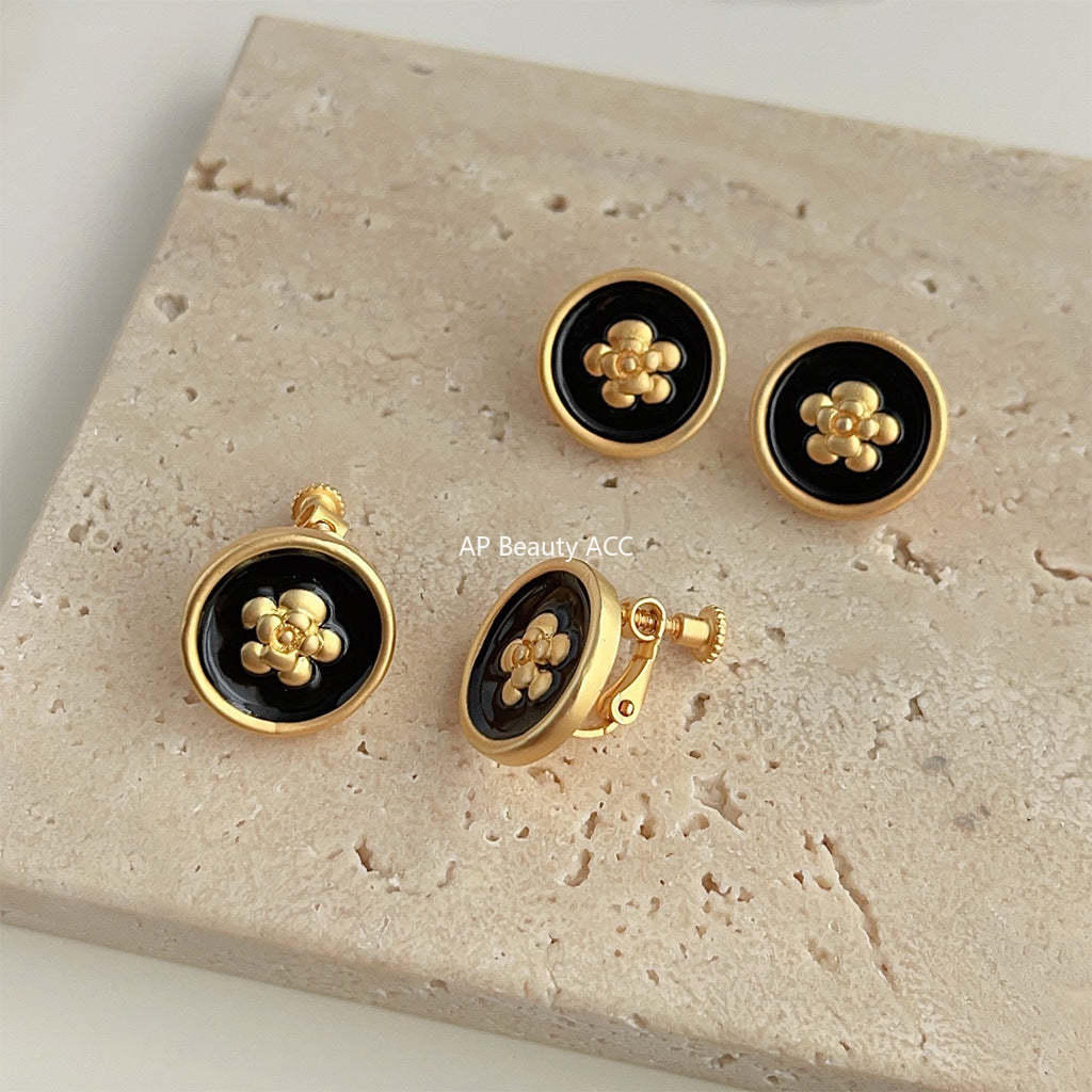 C관 - 무광 블랙 오일 코팅 카멜리아 이어커프 귀걸이 [4236-4237] 24.06-2