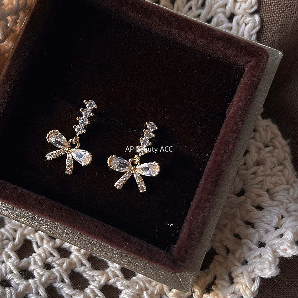 C관 - 고급스러운 큐빅 리본 귀걸이 [1399] 24.05-2