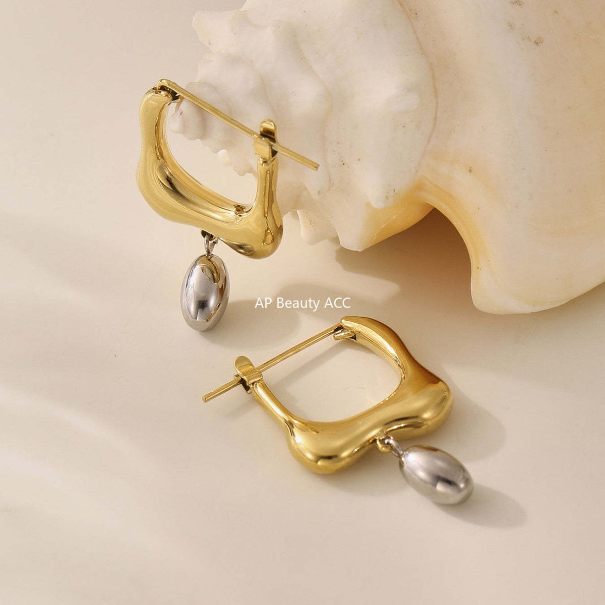 D관 - 볼 디자인 투톤 스테인리스 스틸 귀걸이 [F892] 25.07-3