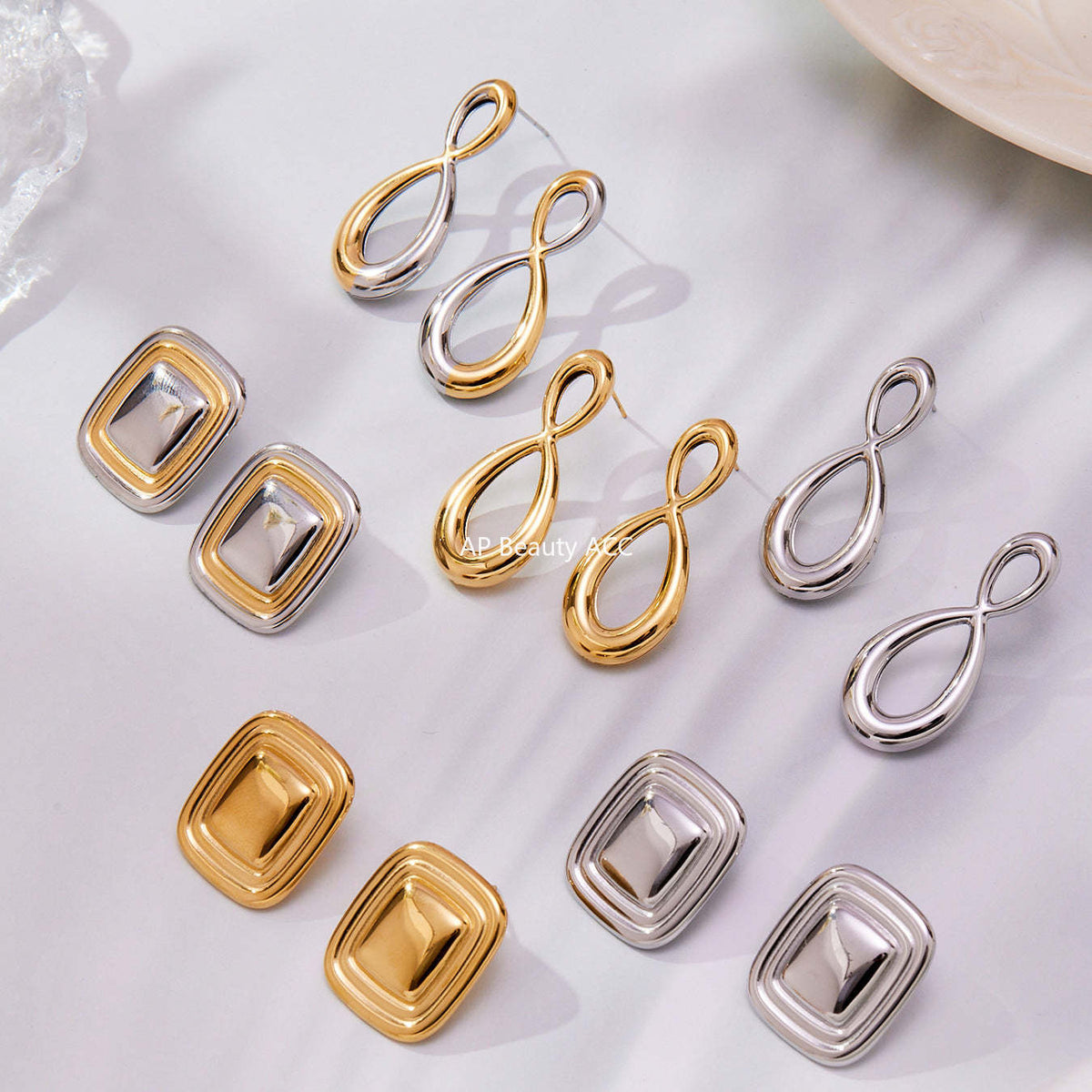 D관 - 스테인리스 18K 도금 8자형 스퀘어 모양 귀걸이 [F625-F626] 25.10-5