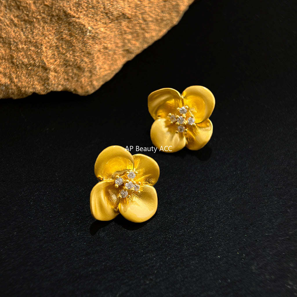 C관 - 큐빅 14K 도금 무광 플라워 귀걸이 [5494] 25.02-1
