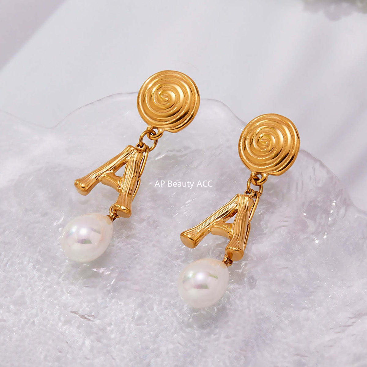 D관 - 스테인리스 18K 도금 나선형 A 이니셜 진주 귀걸이 [F1435] 25.10-5