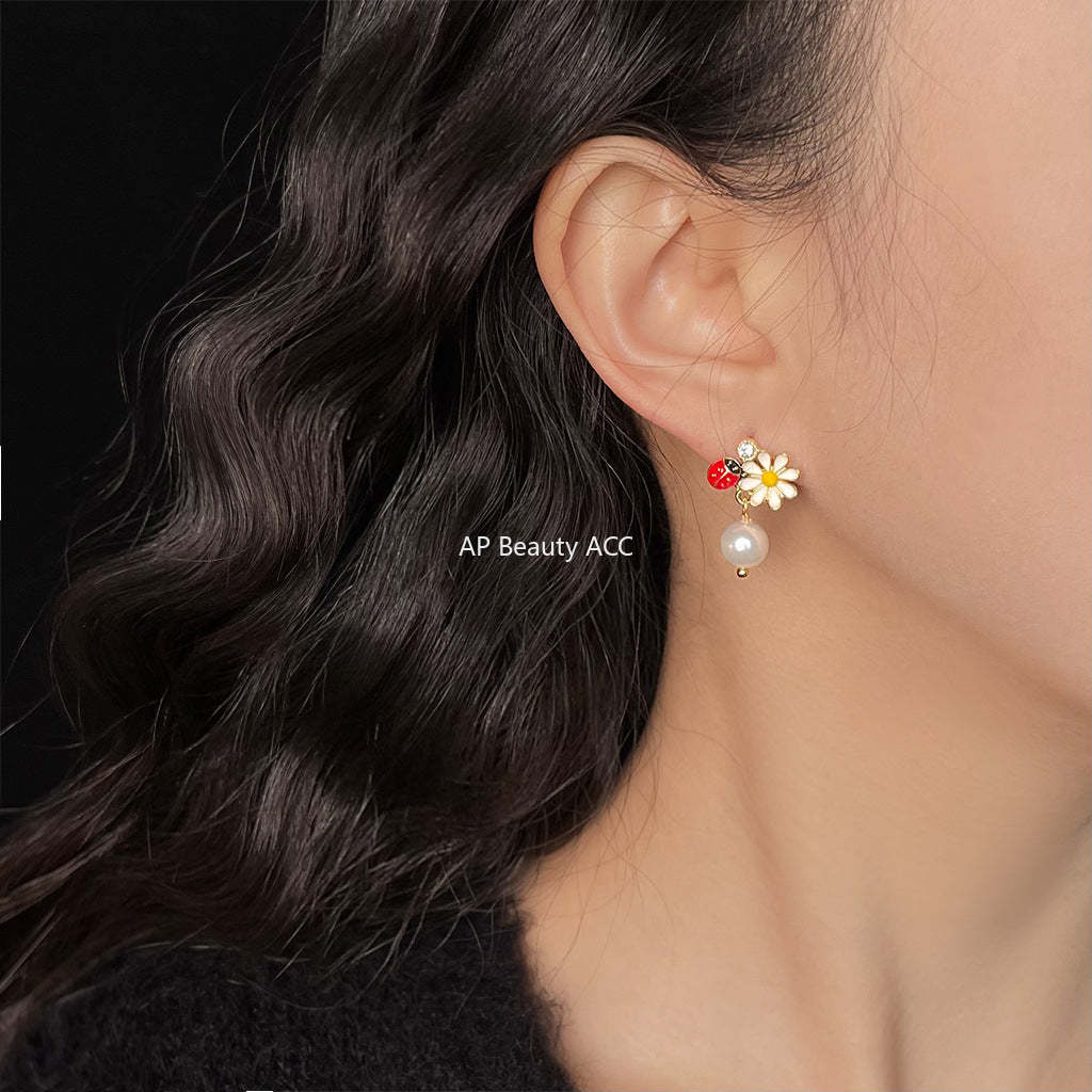 C관 - 14K 도금 은침 무당벌레 데이지 진주 귀걸이 [5591] 25.02-3