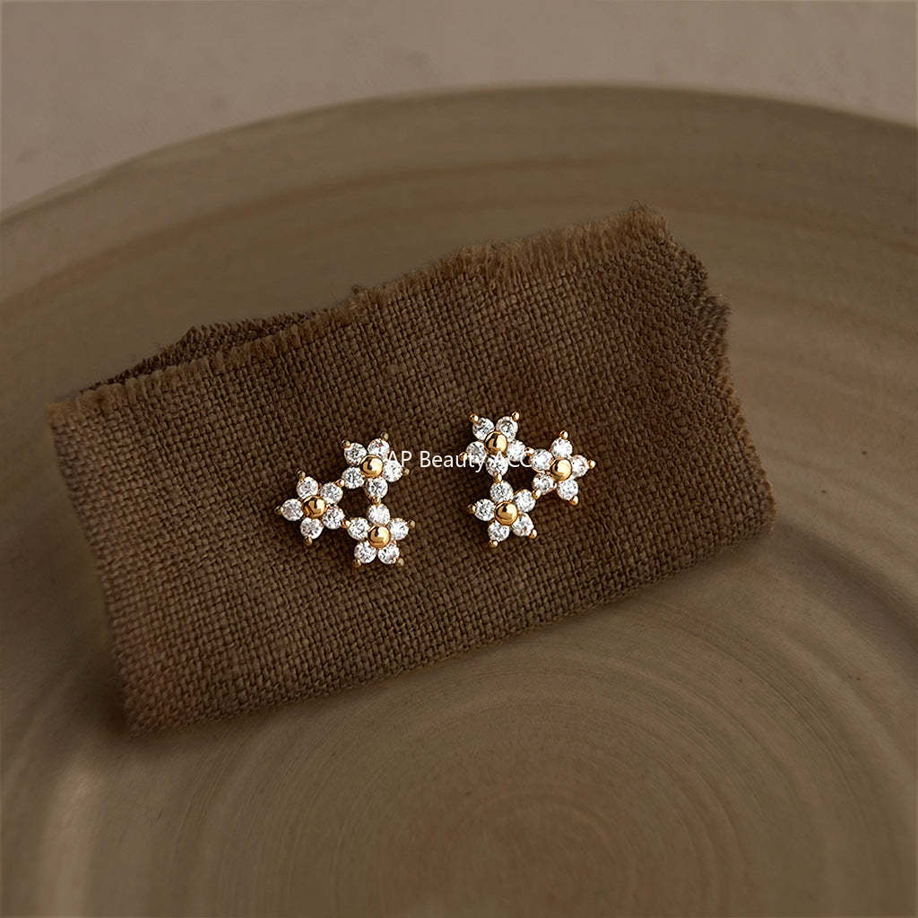 C관 - 미니 플라워 큐빅 18K 도금 귀걸이 [5771] 25.03-4