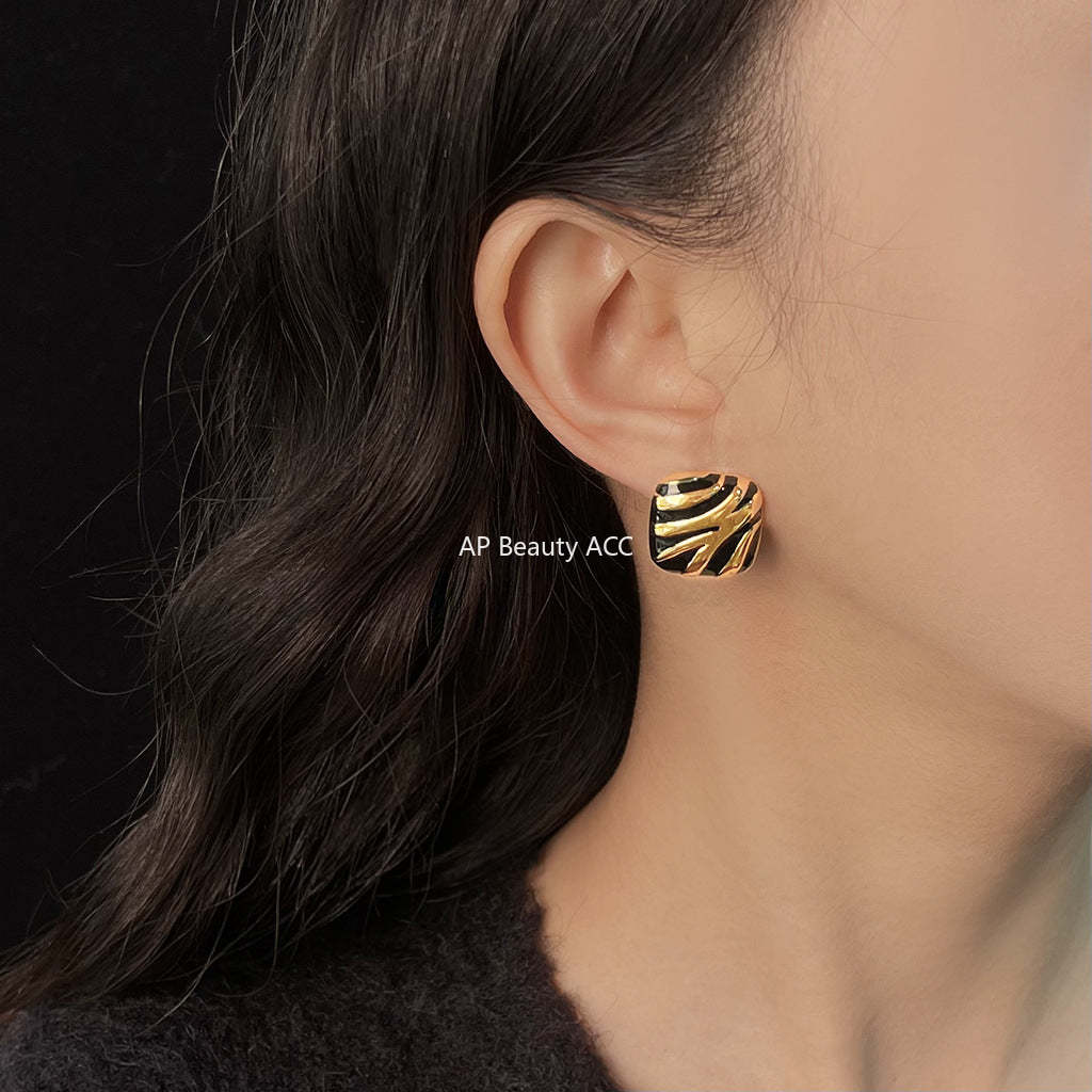 C관 - 블랙 골드 지브라 패턴 사각형 은침 귀걸이 [5493] 25.02-1