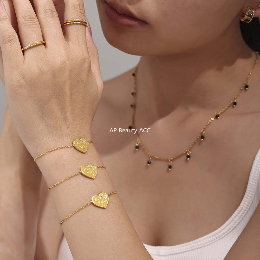 D관 - 하트 알파벳 큐빅 디테일 럭셔리 스테인리스 스틸 18K 도금 변색 방지 팔찌 [E567] 24.11-1