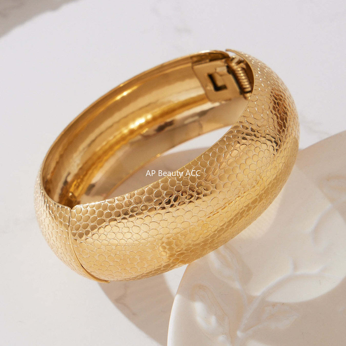 D관 - 스테인리스 18K 도금 패턴 볼드 오픈형 팔찌 [Z499] 25.10-5