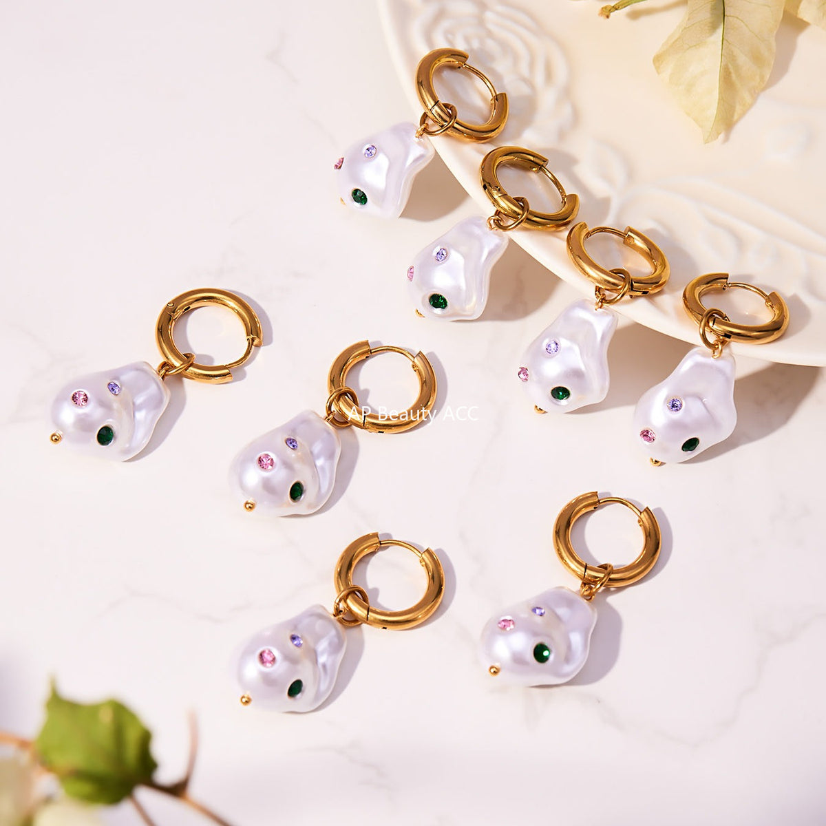 D관 - 스테인리스 18K 도금 진주 컬러 큐빅 귀걸이 [F810] 25.11-1