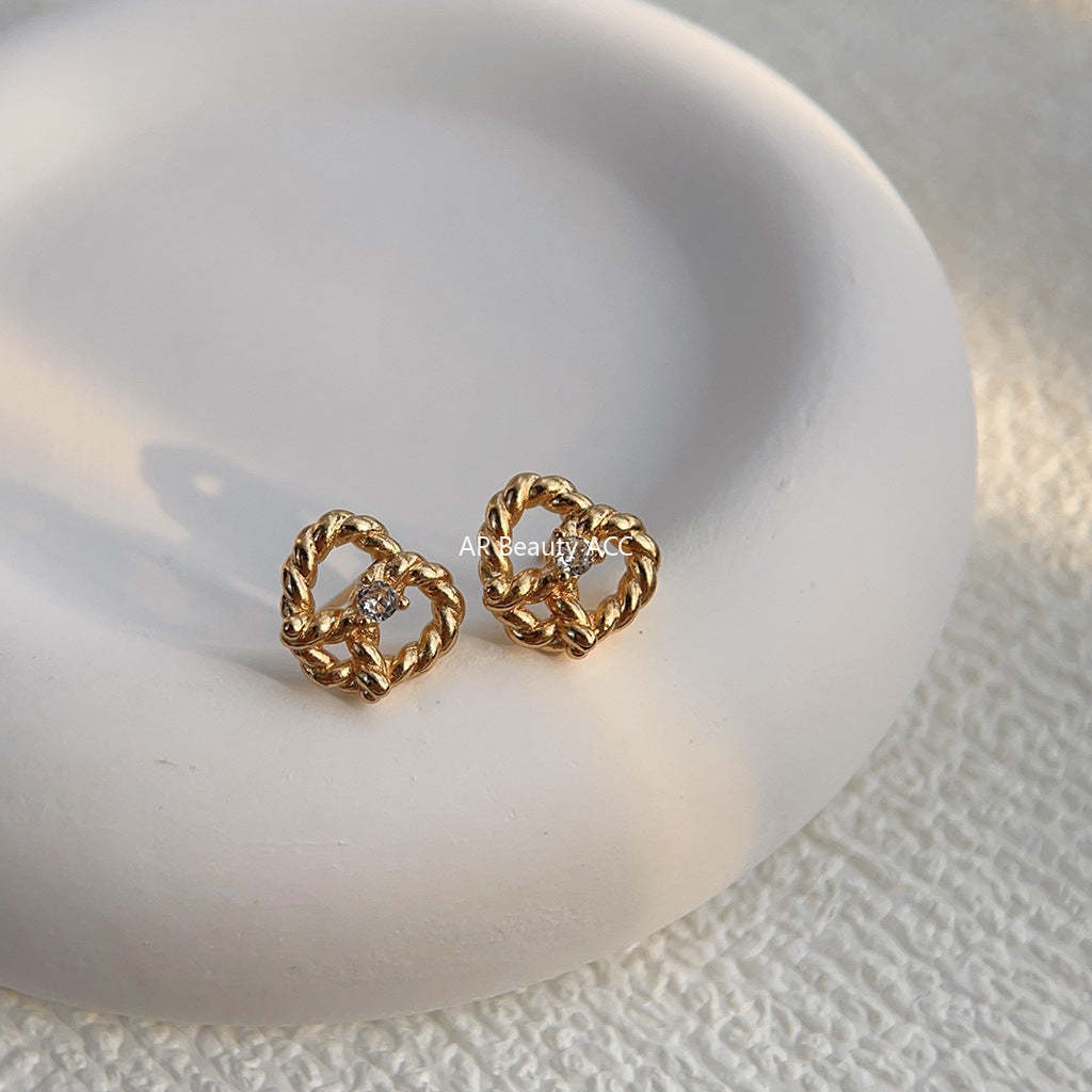 C관 - 미니 큐빅 간결한 하트 14K 도금 은침 귀걸이 [3694] 24.04-1