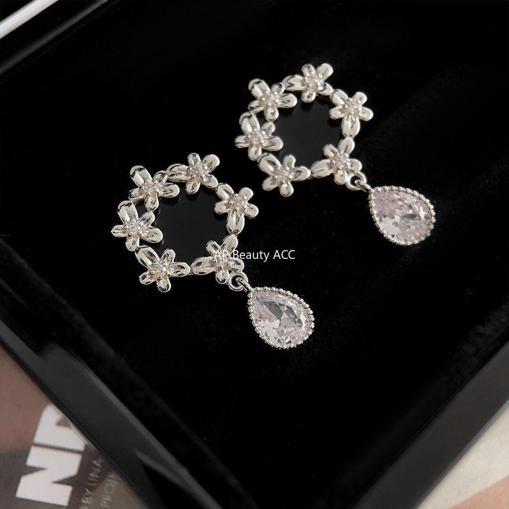 C관 - 샴페인 골드 플라워 큐빅 디자인 산뜻한 화관 귀걸이 [3573] 24.03-1