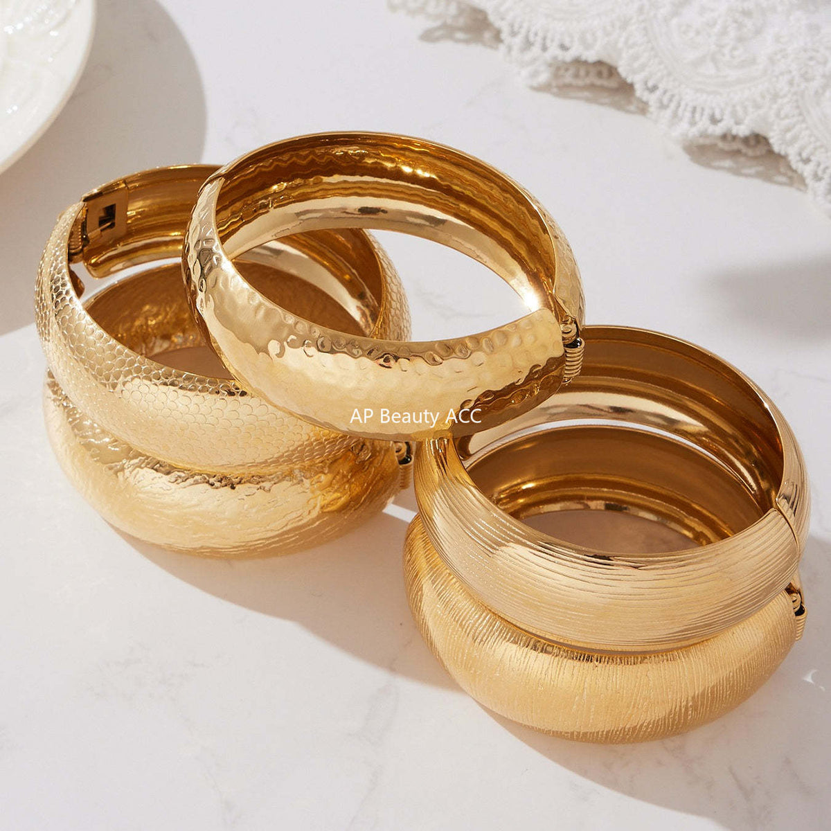 D관 - 스테인리스 18K 도금 패턴 볼드 오픈형 팔찌 [Z499] 25.10-5